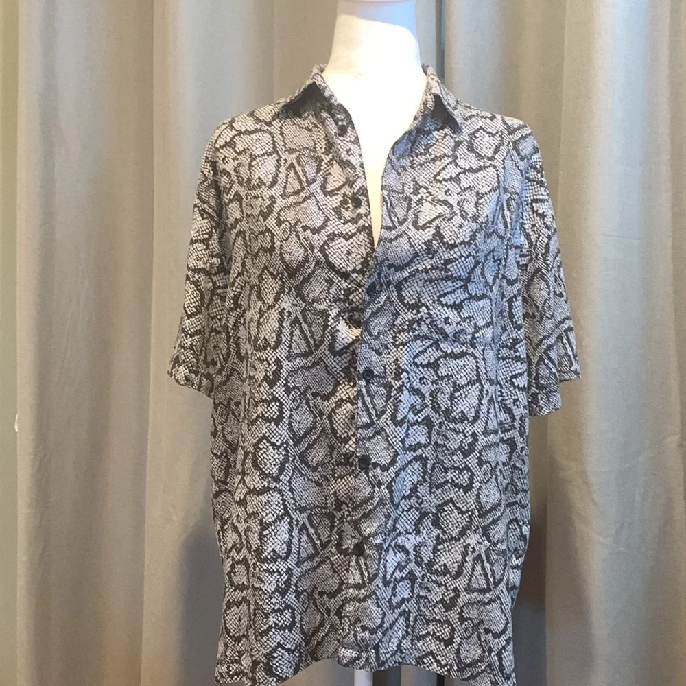 Urban Outfitters Snake Skin Design Button Down Shortsleeved Top Size Small - Picture 9 of 13